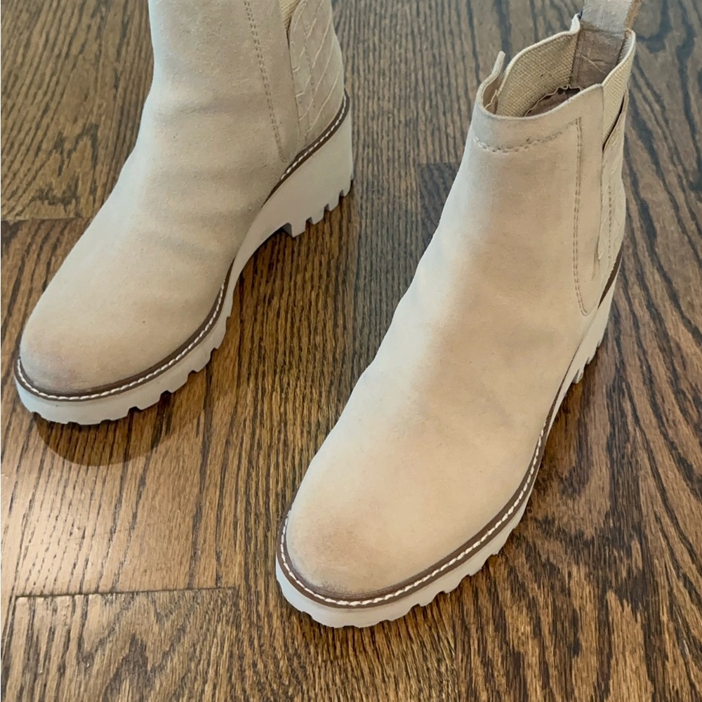 Dolce Vita tan leather boots